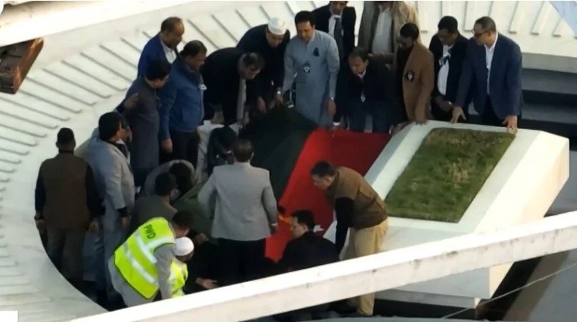 ইতিহাসের আবেগঘন মুহূর্ত: জিয়াউর রহমানের পাশে খালেদা জিয়ার দাফন